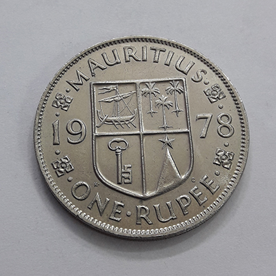 Collectable coin of Mauritius, British colony, size larger than 500, Queen Elizabeth image, bank quality aqwet