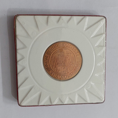 Beautiful design foreign medal with original box brsts