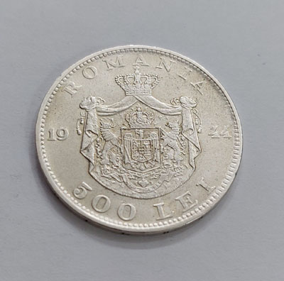 A novel silver coin with a beautiful circular design in 1944 BRQ46