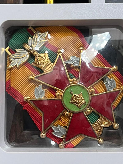 A beautiful Pahlavi medal with a beautiful and eye-catching quality along with a protective framen642