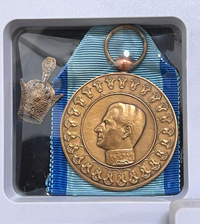 A beautiful Pahlavi medal with a beautiful and eye-catching quality along with a protective frame rrttr