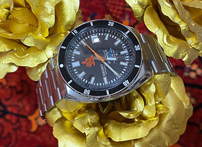The watch of the imperial army of Iran is very beautiful and valuable, healthy and of good quality